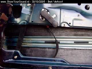 showyoursound.nl - Xetec  VW Polo  in  progress. - Bert Verhoof - SyS_2005_10_30_10_3_16.jpg - Hier zie je dat ik 4mm bitumen-matten op de deur heb geplakt.